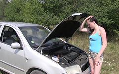 Guarda ora - Kiara gold fucks the stud that helps her when her car overheats!