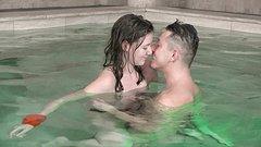 Alessandra Amore bekommt einen tiefen Schwanz am Pool, weil Wasser sie nass macht - movie 1 - 2