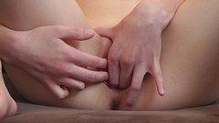 Mellissa fickt ihre eigene nasse Muschi mit dem Finger - movie 1 - 4