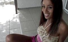 Kijk nu - Brunette ebony chick chelsea sinclaire laat zien hoe ze een blanke lul neemt