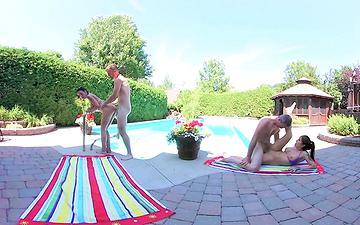 Descargar Shana lane y heidi van horny follan en la piscina e intercambian parejas