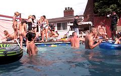 Wilde swingers doen het allemaal op deze XXX poolparty - movie 3 - 2