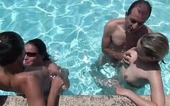 Intercambio de parejas swinger alrededor de la piscina en un resort en españa - movie 1 - 2