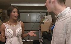 Regarde maintenant - Kiki minaj baise un junk hunk qui est venu nettoyer son garage !