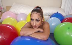 Kira Perez laat ons zien wat er knalt met een paar ballontrucs - movie 1 - 2