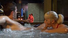 Lara Tinelli en Sara Class neuken in de spa-douche terwijl Carol Vega toekijkt! - movie 2 - 4