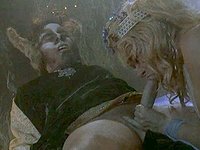 La cruelle maîtresse des fées Nina Hartley et son ami partagent une bite. - movie 3 - 3