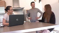 Candice Marchal laat Angela Kiss kennismaken met porno als ze een anale creampie krijgt - movie 4 - 2