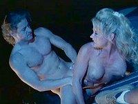 Johnni Black et Holly Body ont un plan à trois très chaud avec un homme musclé. - movie 1 - 6