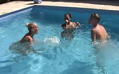 Achter de schermen pool party met Jordanne Kali en Yelena Vera - movie 4 - 3