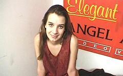 Jetzt beobachten - An amateur brunette pushes her mouth all the way down on a hard dick