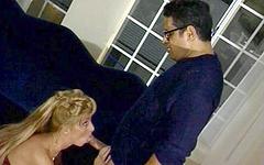 Nina Hartley krijgt haar pleziertjes binnen met een man die op haar klaarkomt - movie 3 - 3