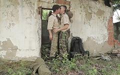 Los militares Vittorio Vega y Jake Stark follan en un fuerte abandonado - movie 2 - 2