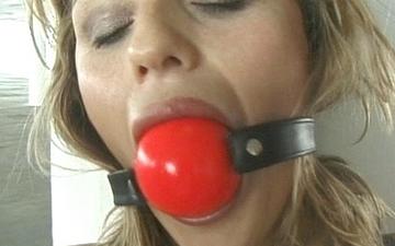 Downloaden Kinky toy weilding lesbians take turns in rubber for their hard play