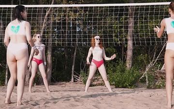 Télécharger L'équipe lesbienne de volley-ball de plage fait une orgie.