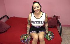 Scopa la cheerleader Indigo Dances in questa scena XXX POV - movie 2 - 2