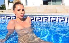 Dee Vine gioca con la sua bella figa in una piscina cristallina - movie 6 - 6