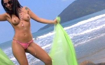 Download The scenery is amazing as two hot sluts share a big cocked dude by the sea