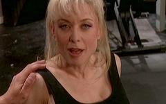 Nina Hartley lo prende a quattro zampe da dietro e prende un carico sul culo - movie 4 - 2