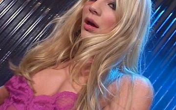 Downloaden Aurora snow loves to pleasure herself to an intense orgasm with toys