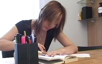 Descargar A great looking teen girl is bored so she masturbates right at the desk