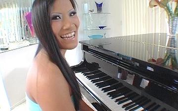 Descargar Christine is a talented pianist who also loves to suck cock and drink cum