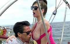 Krista fait l'amour sur un bateau et reçoit de l'éjaculation sur ses seins - movie 1 - 2