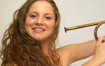 Herunterladen Emma redd loves blowing horny dudes