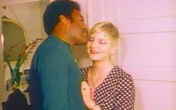 Télécharger A vintage interracial scene with a blonde girl fucking a black guy