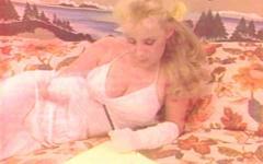 Regarde maintenant - A blonde woman with a hairy pussy gets fucked while lying on the bed