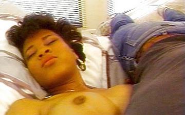 Downloaden A sexy black girl loves to feel the white cock sliding into her pussy