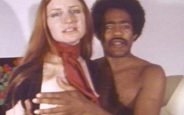 Herunterladen Classic interracial scene with a pale white redhead and two black dicks