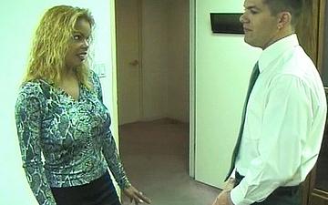 Downloaden Sexy blonde latina is trying to get a pay raise, so she seduces her boss