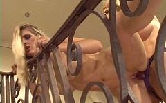 Roxanne Hall und Jessica Drake ficken auf der Treppe - movie 5 - 6