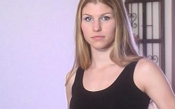 Télécharger Nikki dawn gives a great blowjob to a guy who then delivers the facial