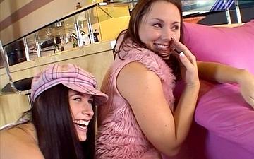 Downloaden Two juicy college sluts and one big dicked stud enjoy a thrilling threesome