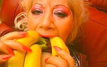 Télécharger How many bananas and carrot can this mature blonde cunt hold in her pussy?!