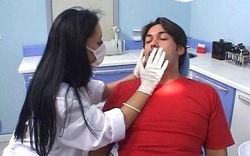 Descargar Sex on the dentist chair makes this horny nurse go crazy and drink cum