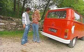 Herunterladen A busty blonde girl sucks on a dick and gets fucked in this outdoor scene