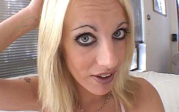 Télécharger Melanie x, 18 ans, blonde, fait sa première scène de cul à bouche.