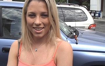 Herunterladen Horny blonde takes a car ride with a stranger and gets fucked hard