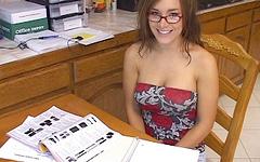 Jetzt beobachten - Jaclyn case wears glasses while getting fucked hard and takes a huge facial