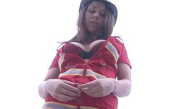 Scaricamento Beverly dresses up as a firefighter then gets fucked outdoors and fed cum